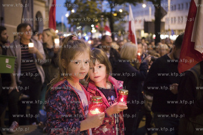 Gdańsk. Łańcuch światła, protest przed Sądem...