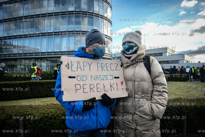 Pikieta pracowników Grupy Lotos pod biurowcem rafinerii,...