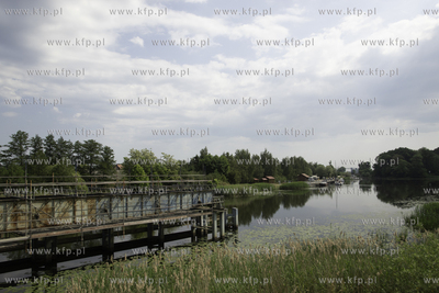 Rybina. Remont obrotowego mostu kolei wąskotorowej....