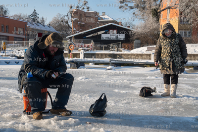 Zima. Łowienie na lodzie przy przystani Żabi Kruk...