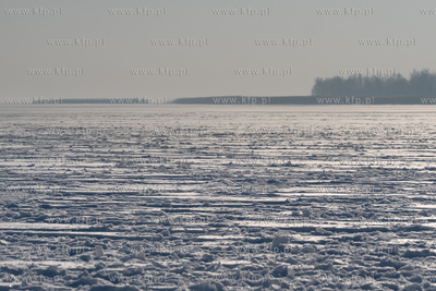 Zima na Mierzei Wiślanej. Widok na zamarznięty Zalew...