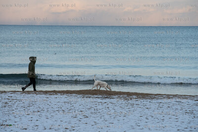 Zimowa krajobraz na plaży w Jelitkowie. 3.12.2021...