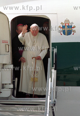 Papiez Jan Pawel II w Trojmiescie.wysiada z samolotu...