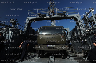 Port wojenny Gdynia Oksywie. 32 zolnierzy i 13 pojazdow...