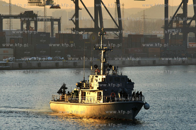 Port wojenny Gdynia Oksywie. Tralowiec ORP Sniardwy...