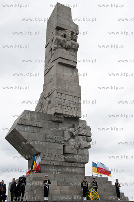 Gdansk. Westerplatte. Zlozenie kwiatow pod Pomnikiem...
