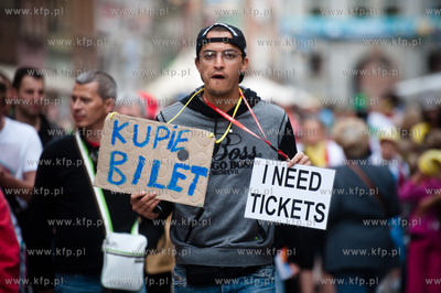 Gdansk. Ulica Dluga. Tlumy kibicow z Hiszpanii i Irlandi...