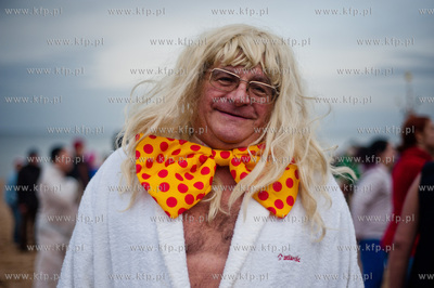 Gdansk. Plaza w Jelitkowie. Noworoczna zimowa kapiel...