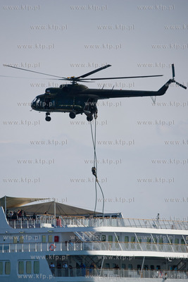 Gdynia. Swieto Morza. Pokaz dzialan antyterrorystycznych...