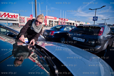 Gdansk. Matarnia. Wolontariusze rozkladaja ulotki skierowane...