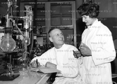 Dr Alina i Karol Taylorowie w Zakladzie Biochemii Instytutu...