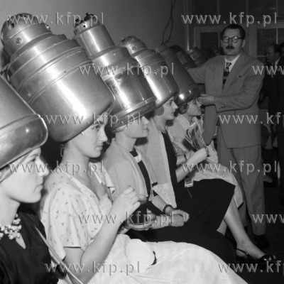 Kobiety susza wlosy w suszarkach helmowych. 1958 0003366z...