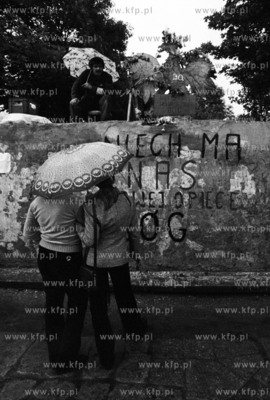 Strajk w Stoczni Gdanskiej im Lenina. Kontakt ze strajkujacymi...