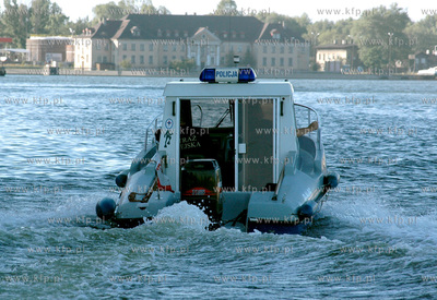 Motorowka policji wodnej potrolujaca wody kanalow potrowych...