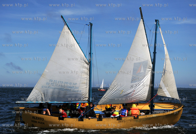 Morska Pielgrzymka Rybakow na lodziach na odpust sw....