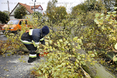 Polamane drzewa, przygniecione auta, zniszczone dachy...