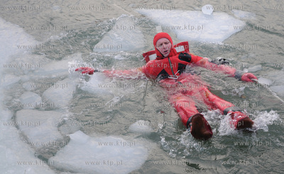 Gdynia, port jachtowy. Jak przetrwac na zamarznietym...