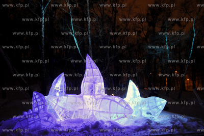 II Festiwal Rzezb Lodowych w Gdyni. Nz. Rzezby iluminowane...