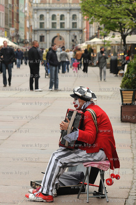 Gdansk ul. Dluga. Clown Aleksander gra na akordeonie.
15.05.2010
Fot....