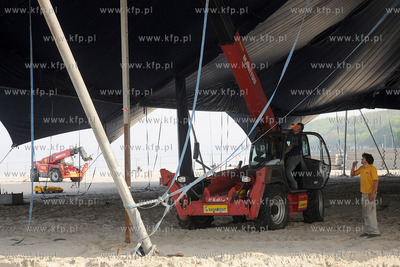 Na plazy w Srodmiesciu Gdyni ruszyl montaz gigantycznego...