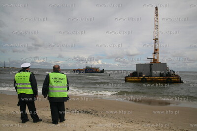 Sopot. Silny polnocny wiatr towarzyszacy sztormowi...