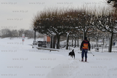 Sopot. Kolejne opady sniegu zasypaly Sopot. Nz. narciarz...