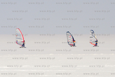 Wczesnym popoludniem w Rewie na skutej lodem Zatoce...