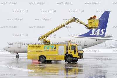 Wiosna w zimowej szacie w Porcie Lotniczym Gdansk im....