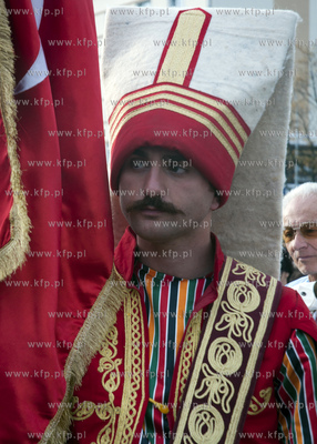 Ulicami Gdyni przeszla Orkiestra Tureckich Sil Zbrojnych...
