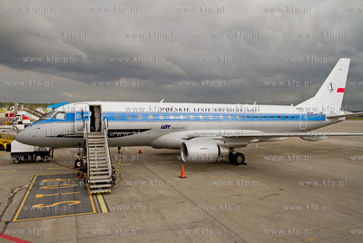 Na gdanskim lotnisku wyladowal  Embraer 175 Polskich...