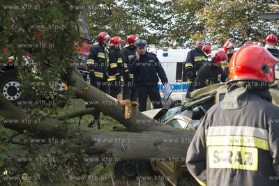 Stara Dabrowa na krajowej 6. Volkswagen Golf zderzyl...