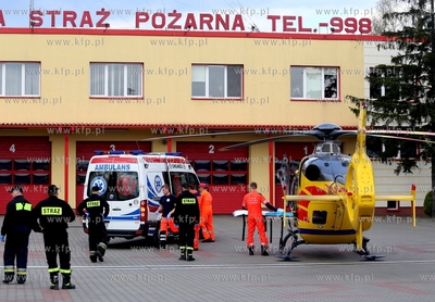 W Chojnicach, przed wejsciem do jednego z supermarketow...