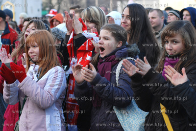 Gdynianie kibicuja przed ustawionym na Placu Grunwaldzkim...