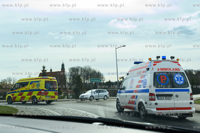 Żukowo. Ambulans S i P na rondzie w Żukowie. 20.03.2020...