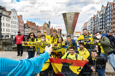 Kibice Manchester United i Villarreal fotografują...