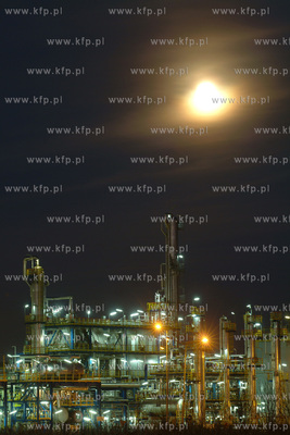 Rafineria Gdanska wieczorowa pora.19.12.2002fot....