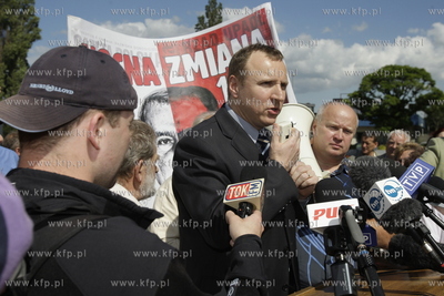 Gdansk, pod pomnikiem Pomordowanych Stoczniowcow. Protest...