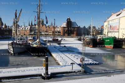 Zima w Gdansku, opustoszala marina jachtowa, w tle...