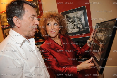 Top-Trendy, nz Alicja Majewska, pokazuje Wojciechowi...