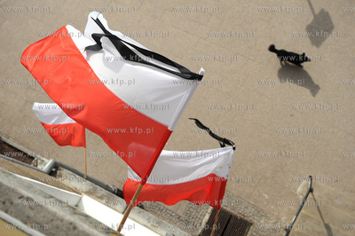 Gdansk. Zalobne flagi z kirami po katastrofie lotniczej...