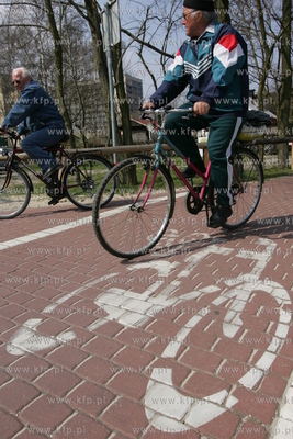 Sciezka rowerowa wzdluz plazy, ciagnaca sie od gdanskiego...