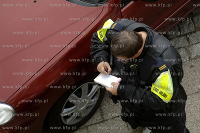 Partol Strazy Mieskiej wystawia mandat za zle parkowanie...