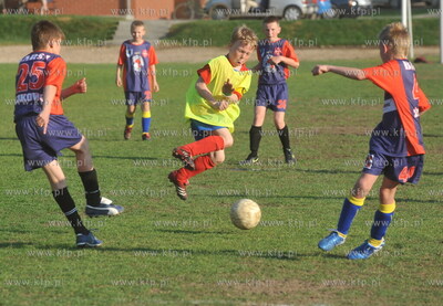 Mlodzi pilkarze na boisku w Sulminie. Mecz pilkarski...