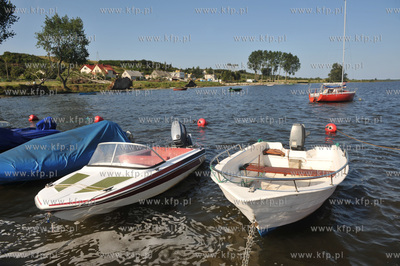 Swarzewo nad Zatoka Pucka. Male molo z zacumowanymi...