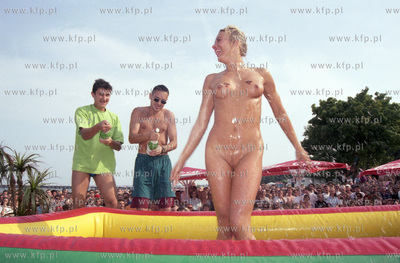 Wybory Miss Mokrego Podkoszula na plazy w Sopocie przed...