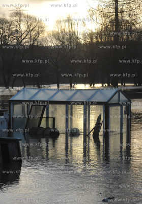 Wezbrane wody rzeki Radunia spowodowaly podtopienia...