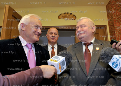 Byly premier Leszek Miller zlozyl wizyte Lechowi Walesie...