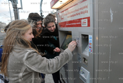 Grupka dziewczat kupuje bilet na tramwaj w automacie...