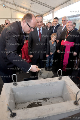Uroczyste poswiecenie i wmurowanie kamienia wegielnego...
