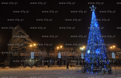 Plac Przyjaciol Sopotu w Sopocie w zimowo nocnej scenerii....